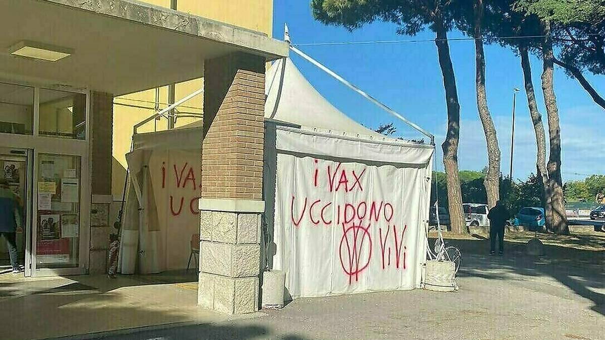 Cervia, imbrattata dai no-vax la struttura sanitaria di San Giorgio