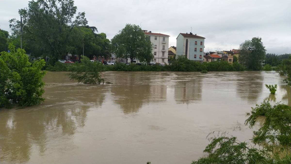 Faenza, Vigili del fuoco con i gommoni evacuano i residenti di via Cimatti dai piani alti dei palazzi