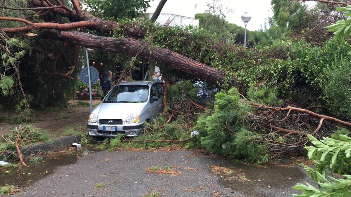 Chiusa la zona di Milano Marittima più colpita dalla tromba d'aria