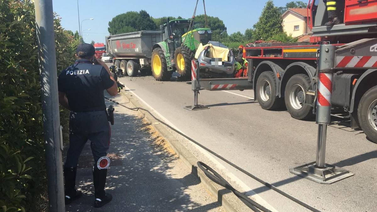 Ravenna, scontro tra auto e trattore: tre morti, famiglia distrutta