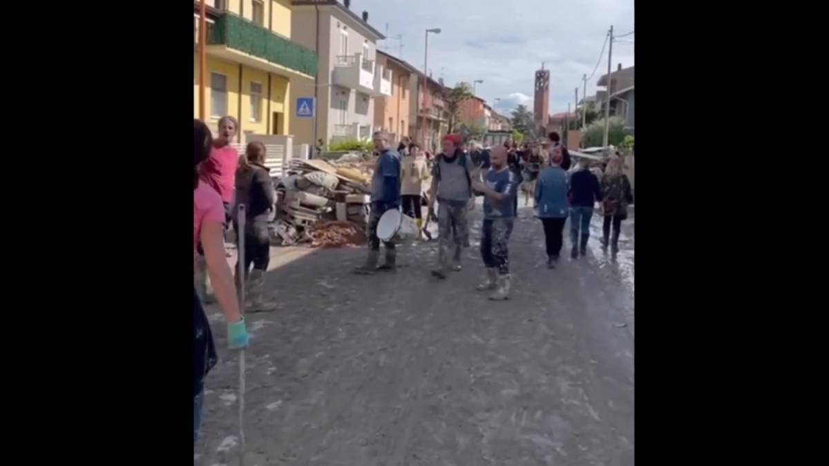 Cesena, si spala il fango cantando Romagna mia VIDEO