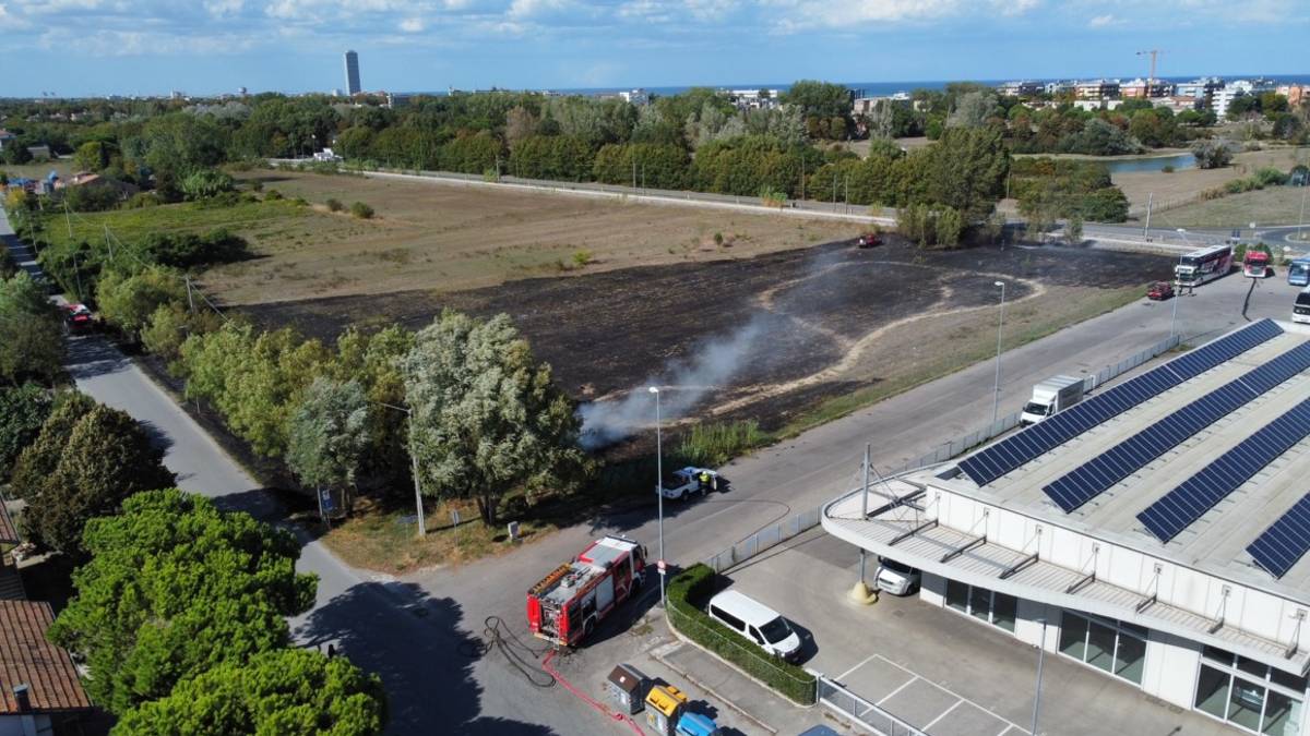 Paura per un incendio a Valverde: a fuoco 6.000 metri di vegetazione
