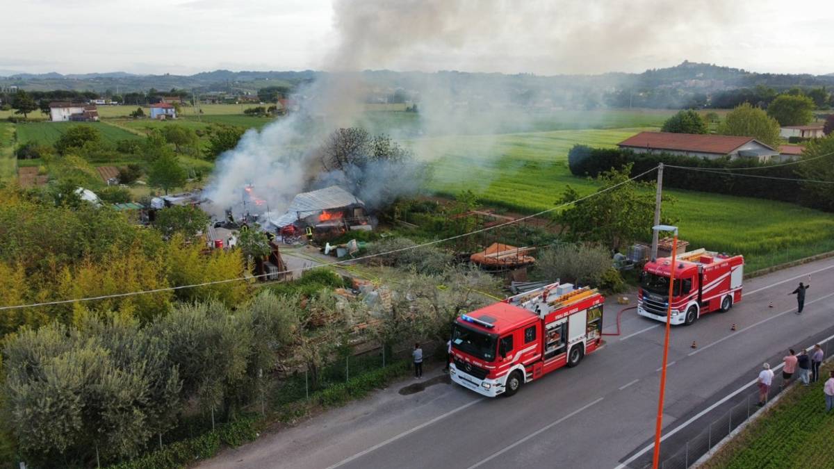 Cesena, incendio in deposito di azienda edile