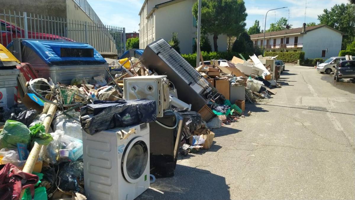 Faenza, la triste conta di quello che è diventato da buttare dopo l'alluvione VIDEO