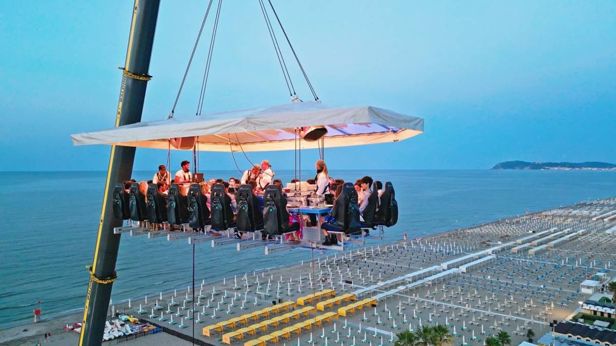 Riccione, oltre 500 commensali alla cena a 50 metri d'altezza - Gallery