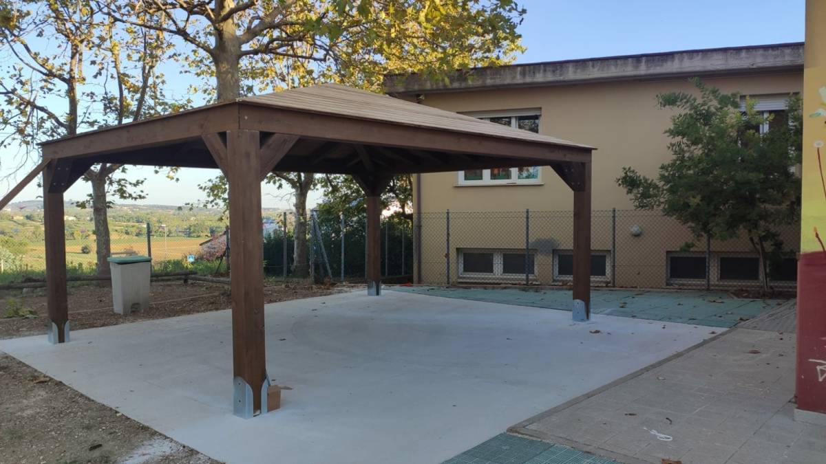 Coriano, scuola: coppia di gazebo per la materna Coccinella e la media di Ospedaletto
