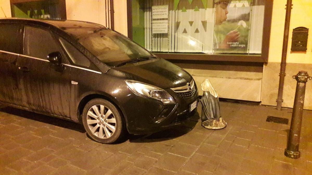 Cesena, la notte di Natale rubano la Madonna dal presepe di fronte al Duomo