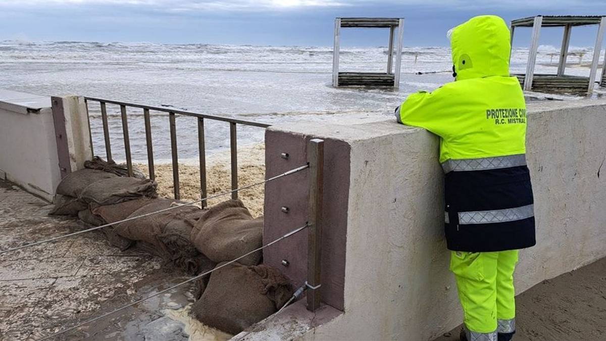 A Ravenna e Cervia vietato l'accesso a spiagge e moli, vietati gli sport acquatici