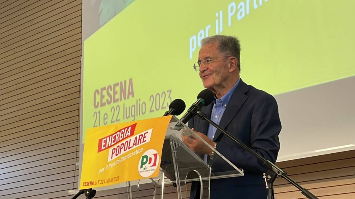 Cesena, standing ovation della platea di Bonaccini per Prodi: Il populismo è il rifugio del popolo che non trova casa VIDEO