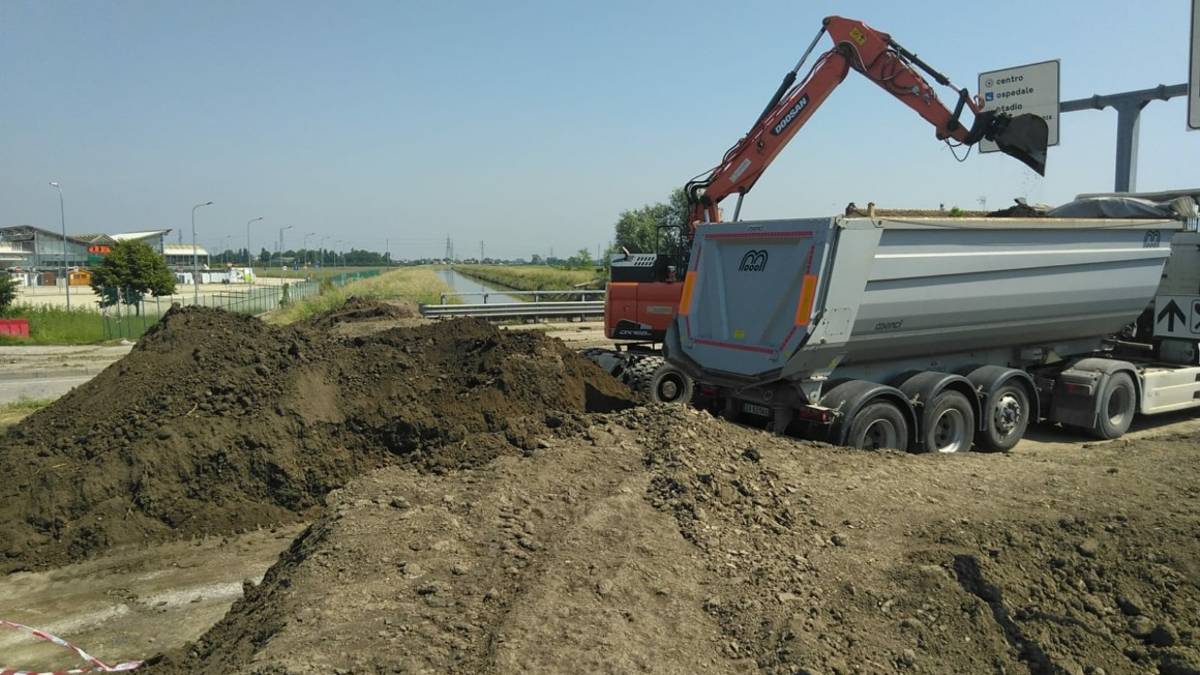 Alluvione, al via la rimozione della barriera di terra in via Faentina a Ravenna VIDEO