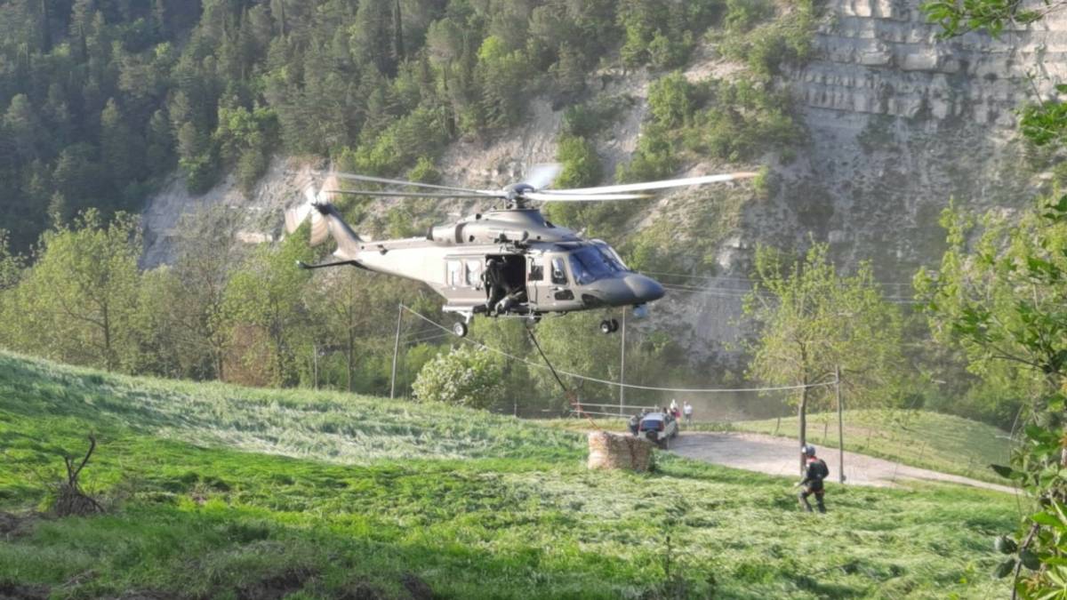 Strada distrutta: a Casola il fieno per gli animali arriva in elicottero VIDEO