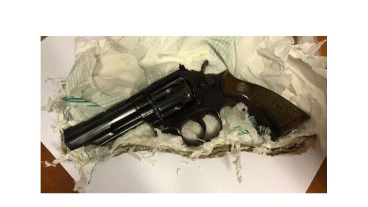 Presto venite, ci sono i ladri, ma non è vero: sequestrata la pistola a 90enne ravennate