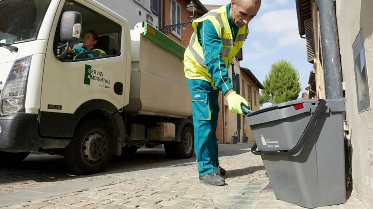 Rifiuti a Cesena: arriva il bollino giallo per chi non li differenzia in modo corretto