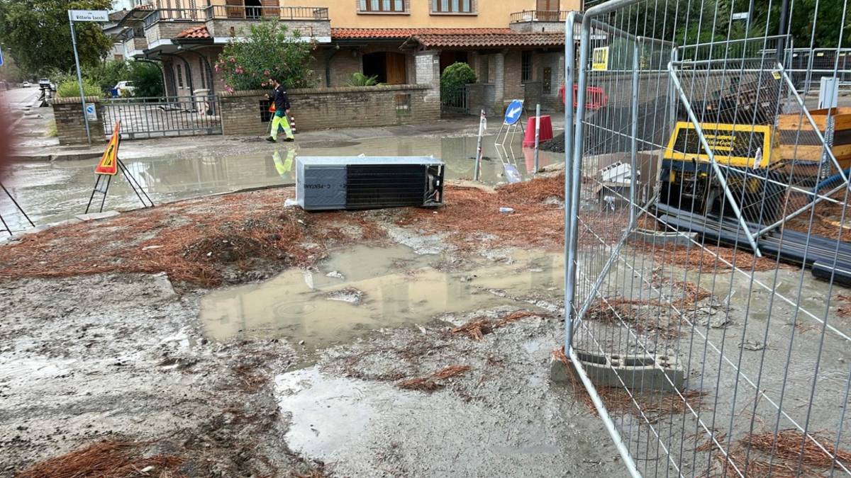 Forlì. Allagamenti ai Romiti: scuola Squadrani, primo giorno con l'acqua. Alla Eco-Clima 50 centimetri VIDEO