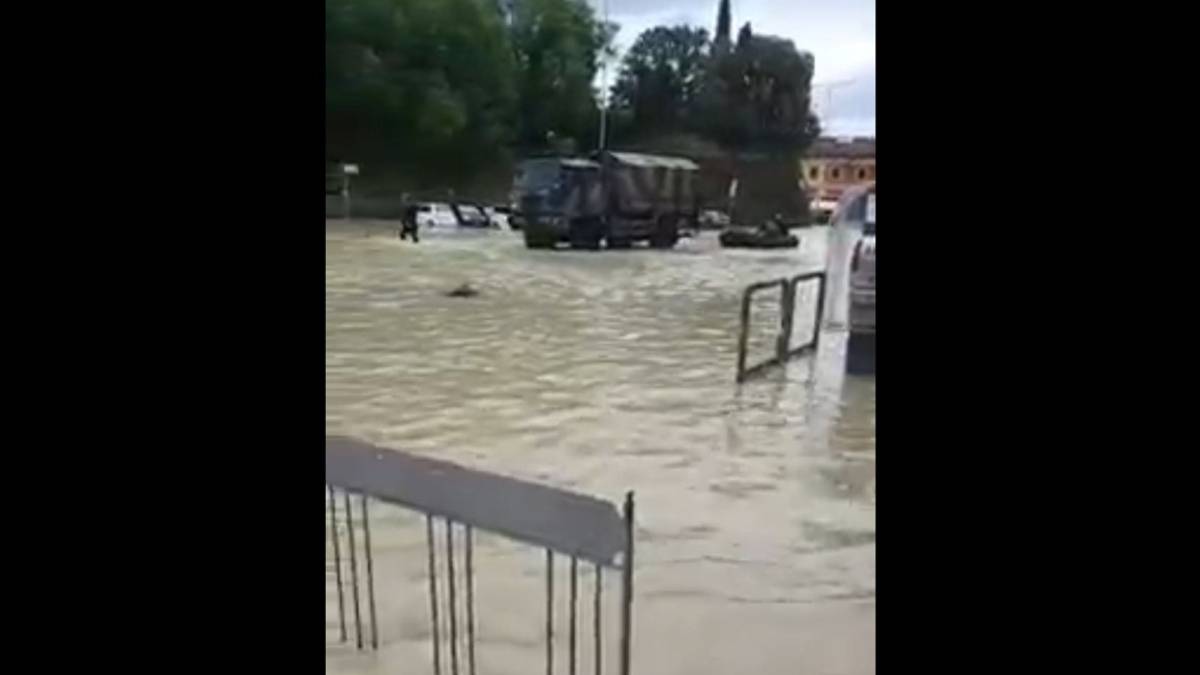 Canali pieni, anche Lugo allagata: l'Esercito in azione, trasferito il Pronto soccorso VIDEO