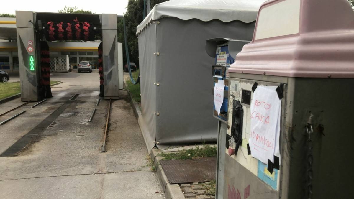 Cesena: scassinatore deruba e danneggia autolavaggio
