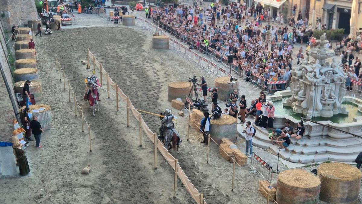 Una spettacolare veduta dall’alto della sfida in piazza