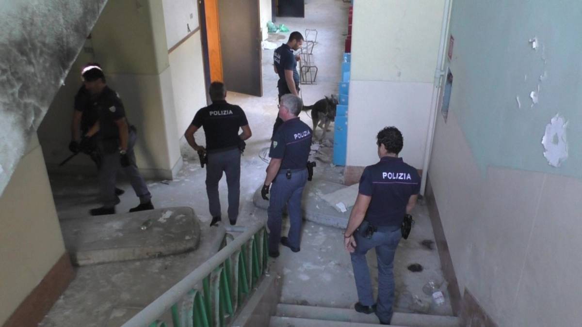 Rimini, controlli nelle ex colonie e negli hotel dismessi: allontanati due occupanti abusivi