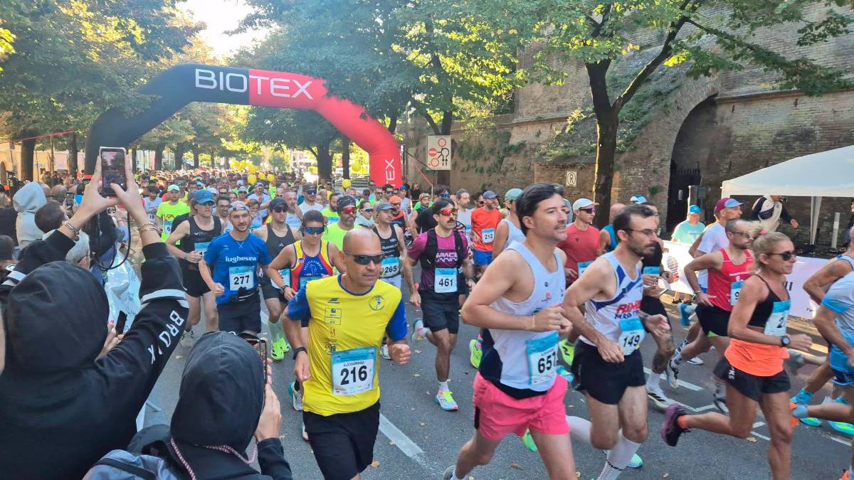La partenza della Mezza Maratona Alzheimer da piazza del Popolo