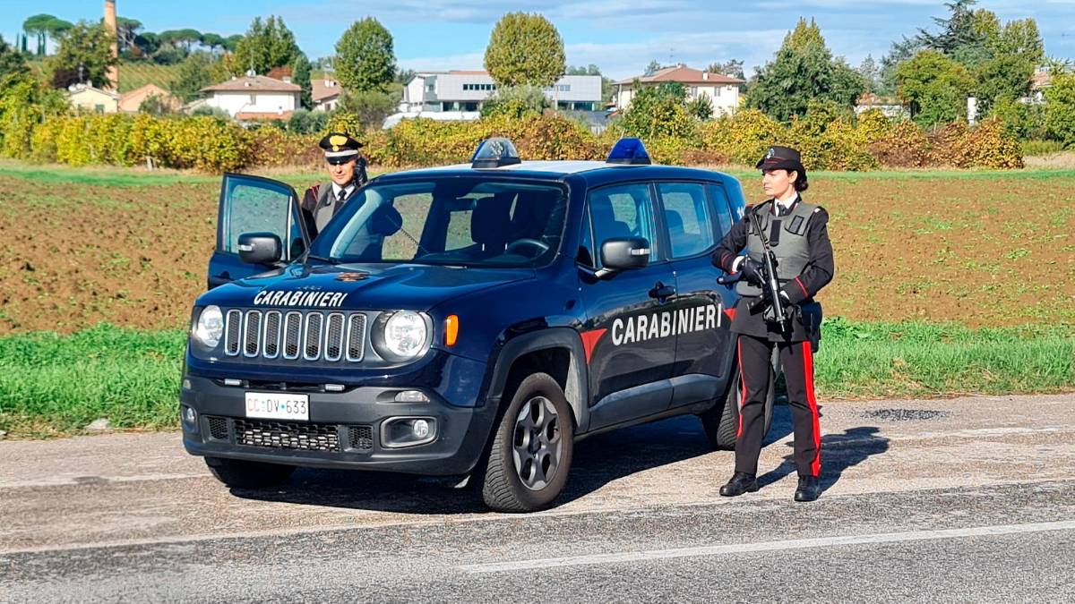 Forlì, fermati 5 giovanissimi fuori dal Famila: avevano anche passamontagna