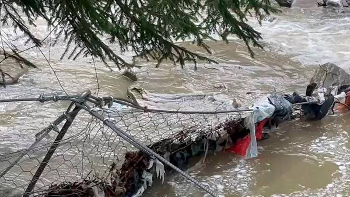 La rete di contenimento crollata sul rio Rovigo