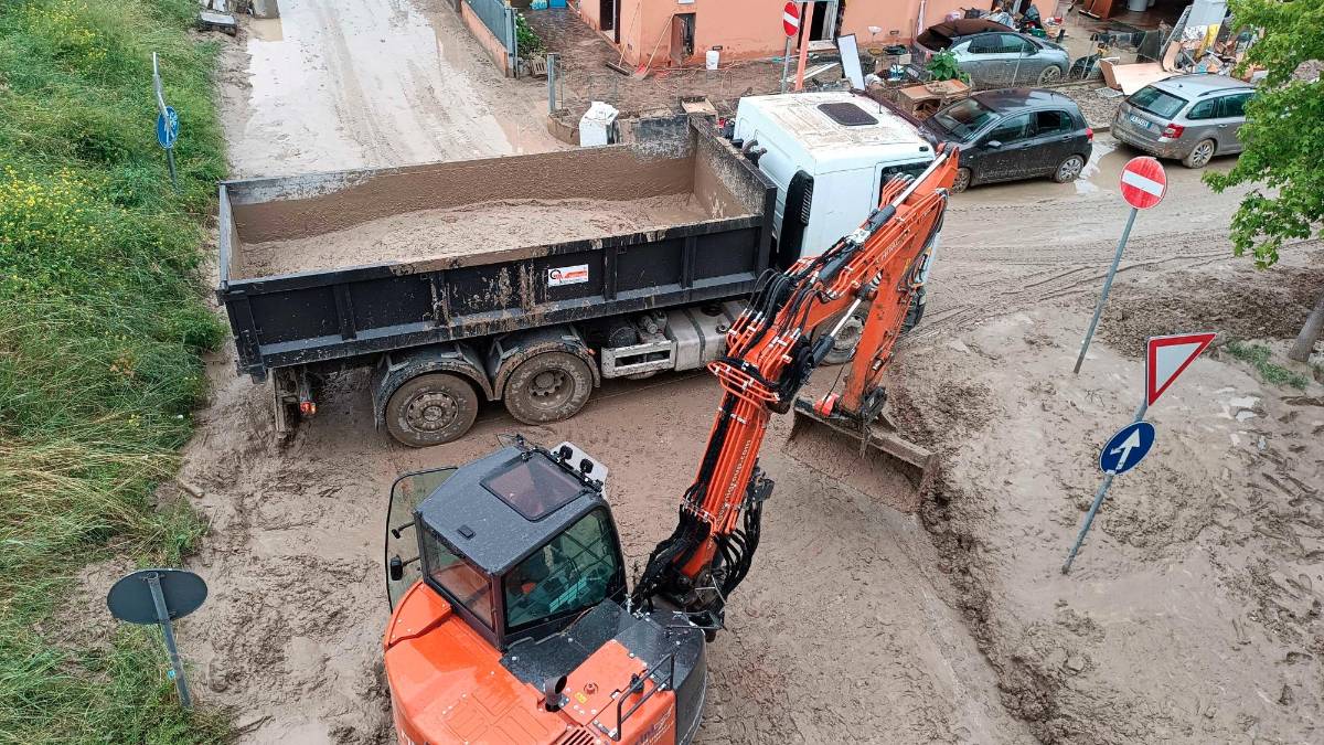La rimozione del fango post alluvione
