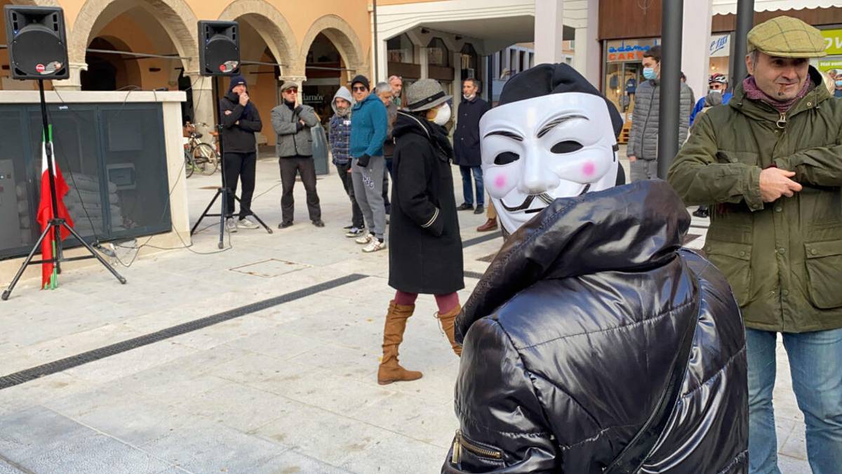 Parole dure e niente mascherine al No paura day in piazza