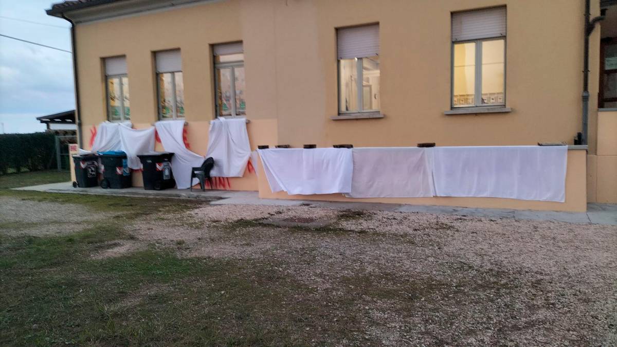 Le scritte coperte prima di essere rimosse