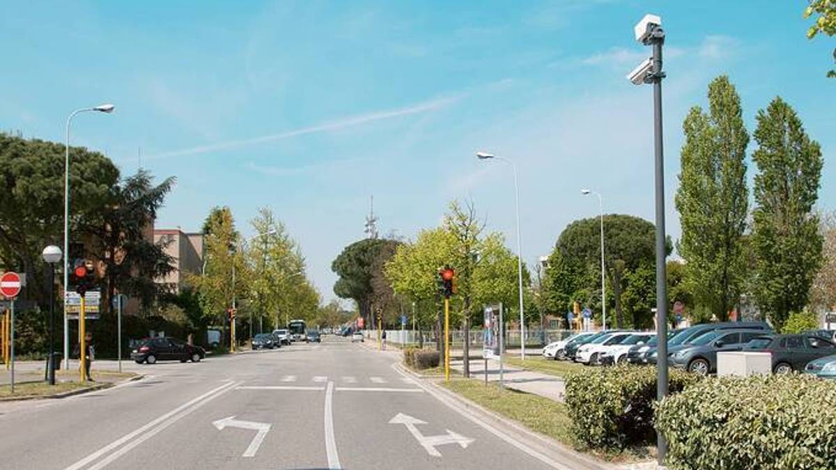Ravenna, passaggio col rosso in via Berlinguer, 871 verbali in due mesi