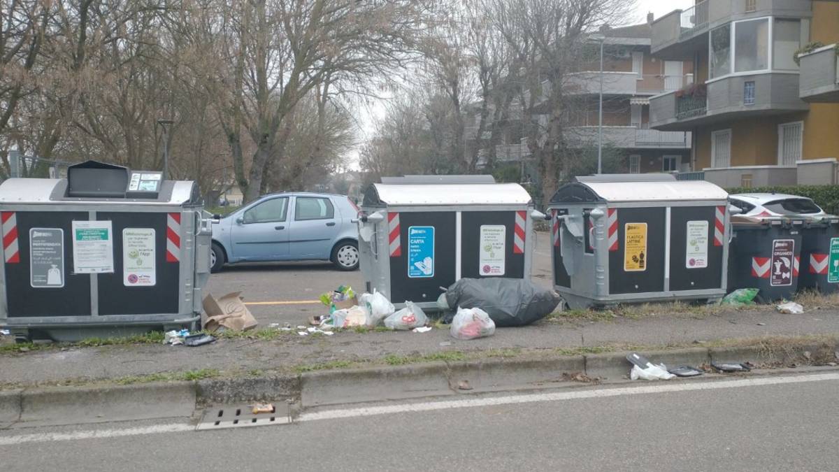 Rifiuti abbandonati: a San Mauro Mare si valutano le telecamere