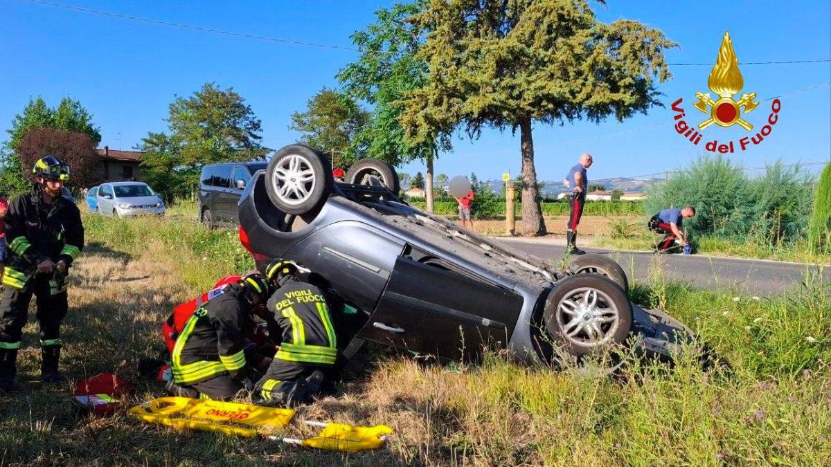 Bertinoro, sbanda e si ribalta nel fosso: ferita una donna