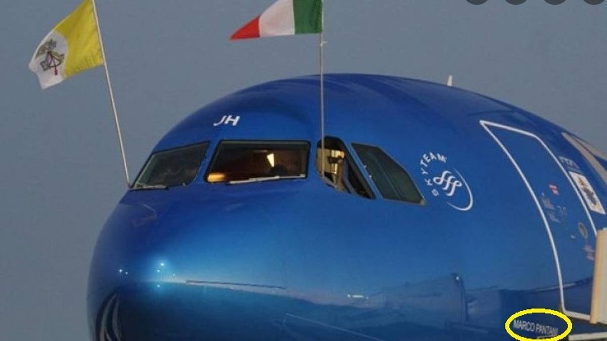 Papa Francesco in Bahrein con l'airbus intitolato a Marco Pantani