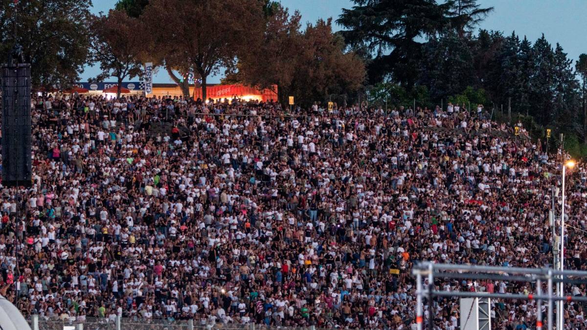 Il concerto evento di Imola. Max Pezzali fa cantare agli 85mila fan una sua hit: «Vi ascolto, un concerto con così tanta gente non mi ricapita più»