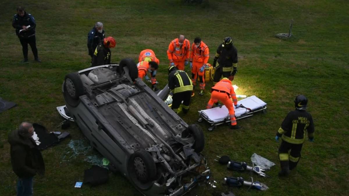 Rimini, miracolato, si ribalta con l'auto in un giardino: le immagini del salvataggio VIDEO