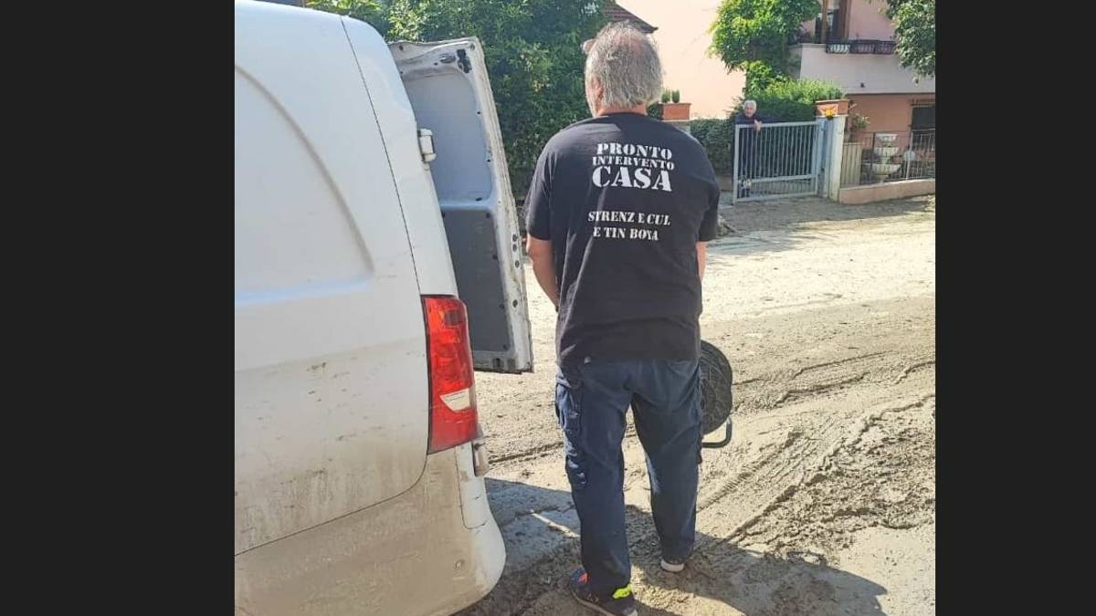 L'idraulico di Cesena al lavoro tra gli alluvionati con la maglietta motivazionale