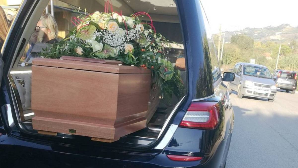 Montepetra, il carro funebre vola nella scarpata con feretro e parroco a bordo