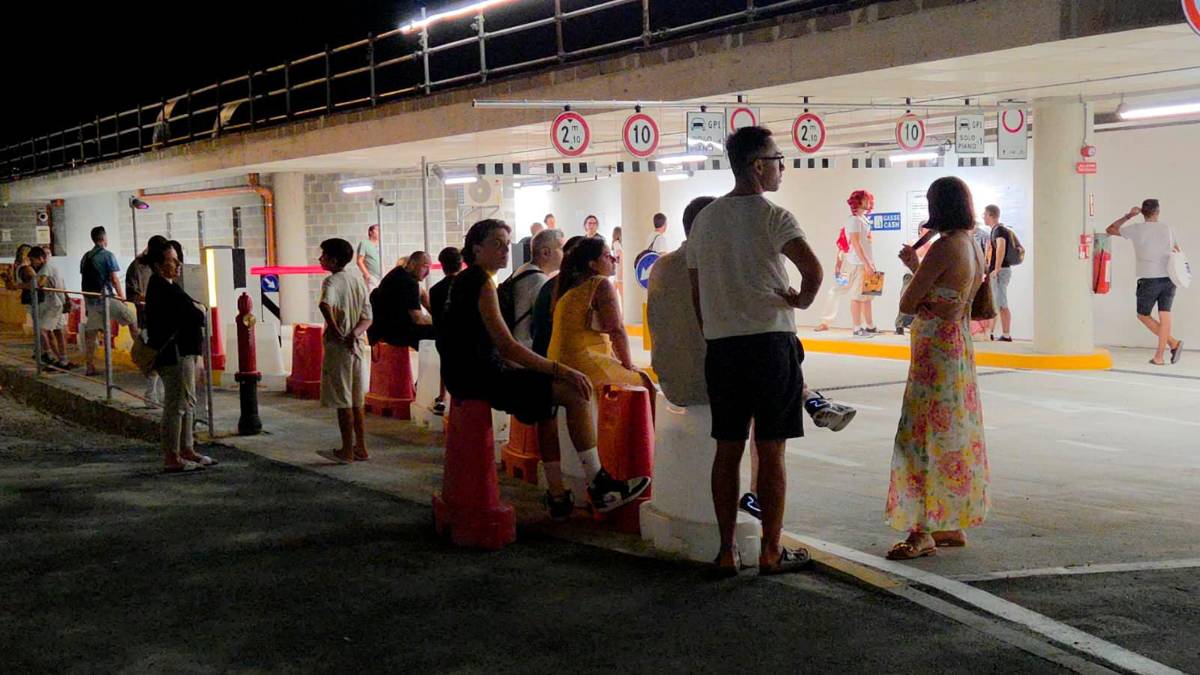 Rimini, falsi allarme nel nuovo parcheggio Marvelli: auto bloccate e gente perplessa VIDEO GALLERY