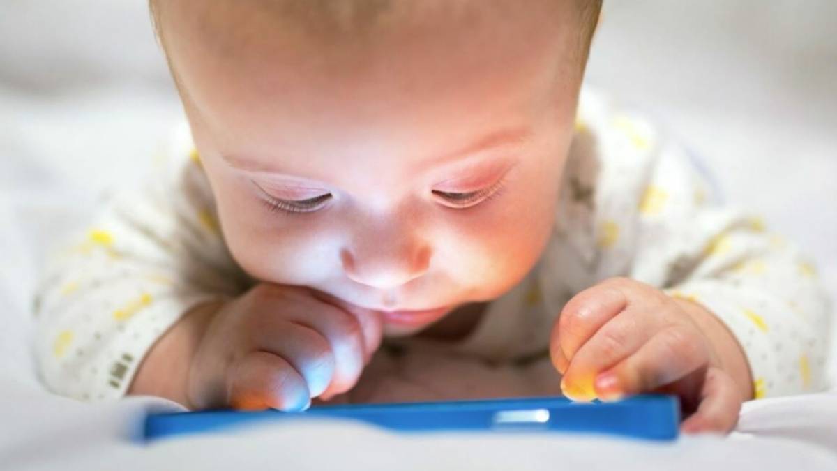 Bimbi che non mangiano senza video, ragazzini che non escono per chattare: a Rimini il progetto “Educazione al digitale”
