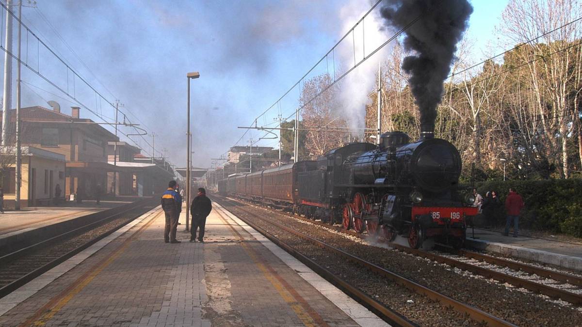 Il capotreno assente: il treno delle castagne parte dopo 2 ore e mezza
