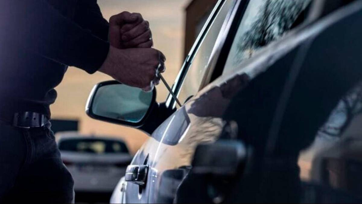 Ladri in azione sulle vetture in sosta ripresi dalle telecamere dei residenti