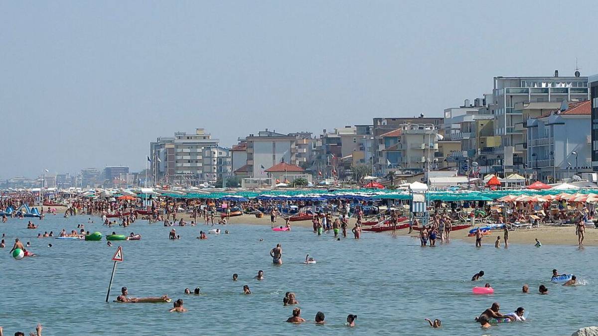 Bellaria. Assembramenti in spiaggia, sanzionati oltre 20 ragazzi