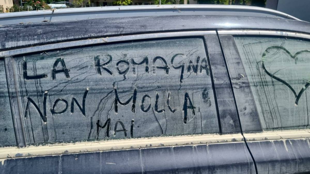 Faenza, il carattere romagnolo in una scritta: Qui non si molla mai. Da mercoledì torna la pioggia