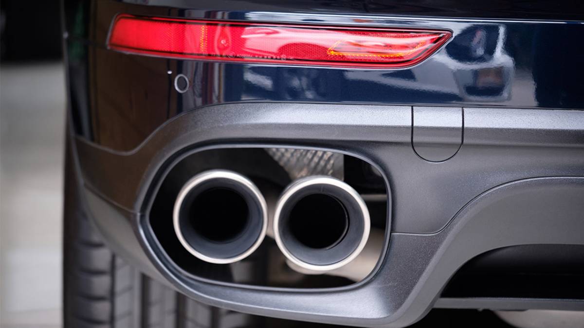 Gambettola, sollevano l'auto e poi entrano in azione: riecco la banda delle marmitte