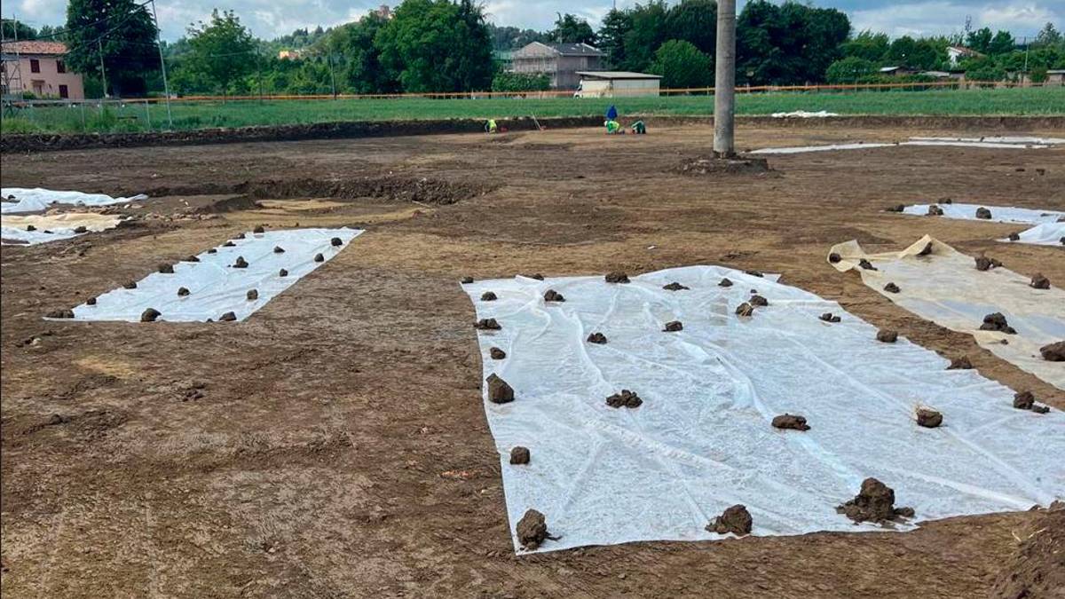 I teli stesi nelle aree sottoposte a indagini archeologiche