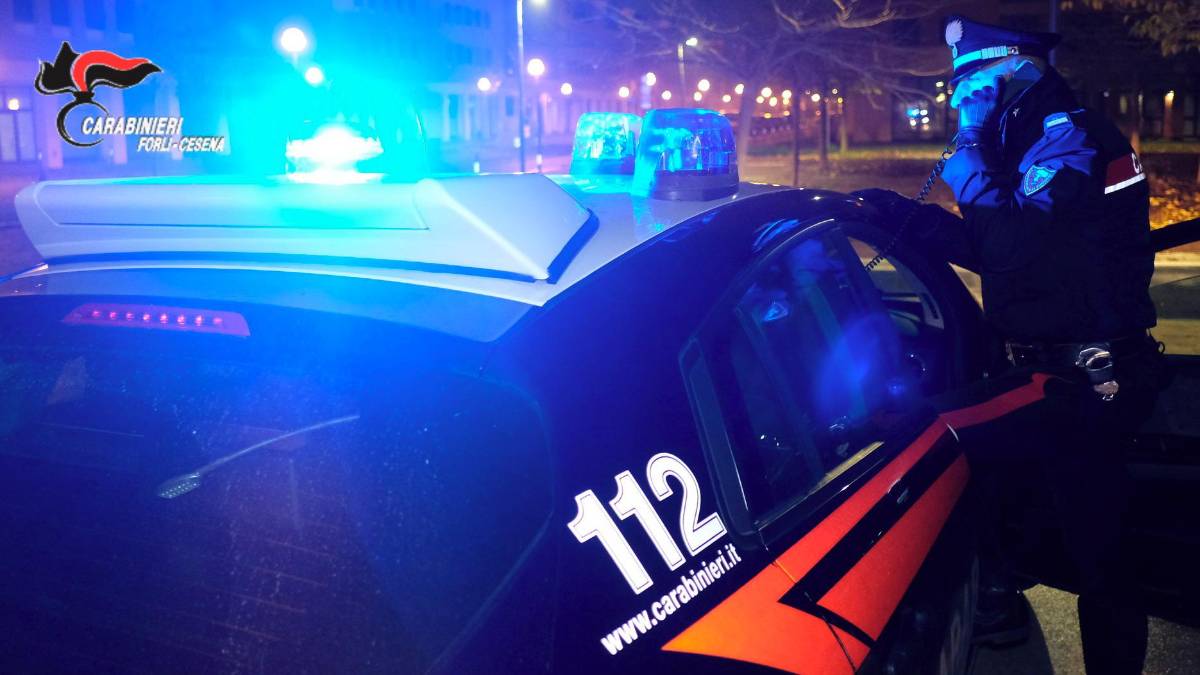 Forlì, lite tra coinquilini. Rompe una bottiglia e lo colpisce, l’altro prende il coltello