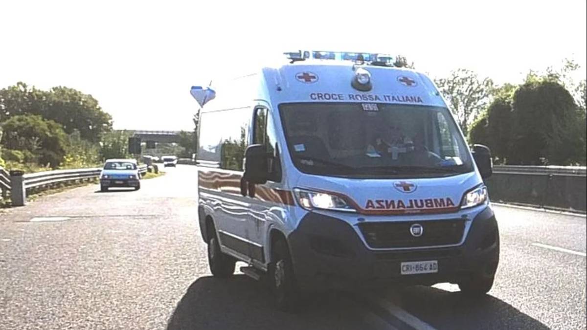 Un pezzo di ferro gli sfonda il parabrezza mentre guida: ferito al volto ed a un occhio, portato all'ospedale di Cesena