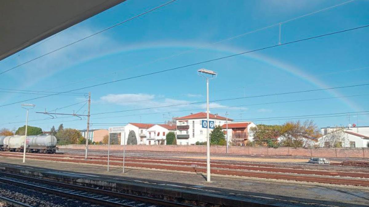 Faenza, uomo e donna litigano sul treno: scattano un arresto e una denuncia