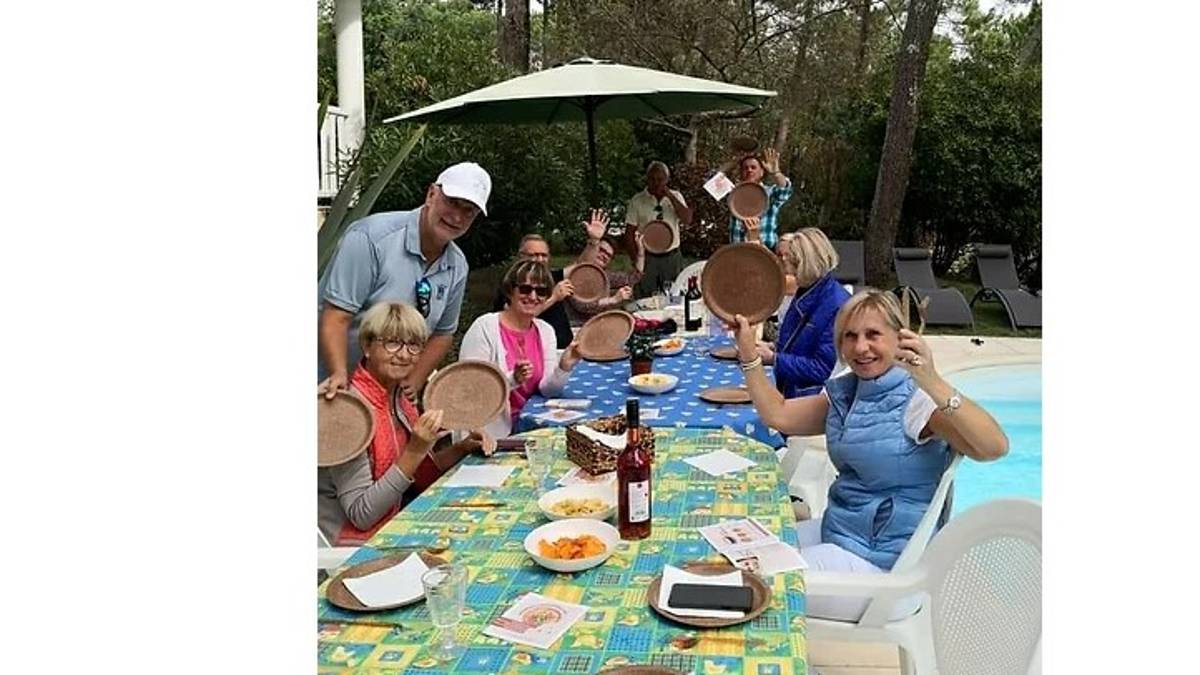 Riccione, i piatti in crusca di frumento: Li usi tre anni, poi li getti nel terreno e diventano concime