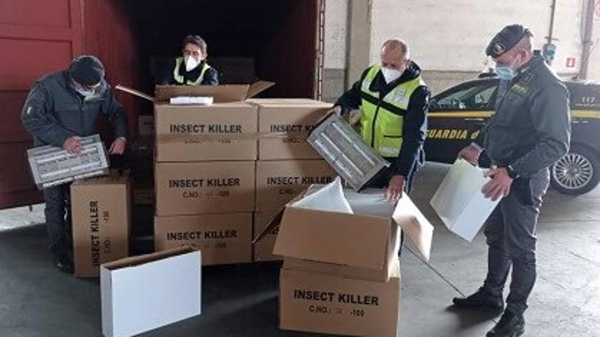 Ravenna, sequestrati 500 apparecchi cinesi per la cattura degli insetti: nei guai società forlivese