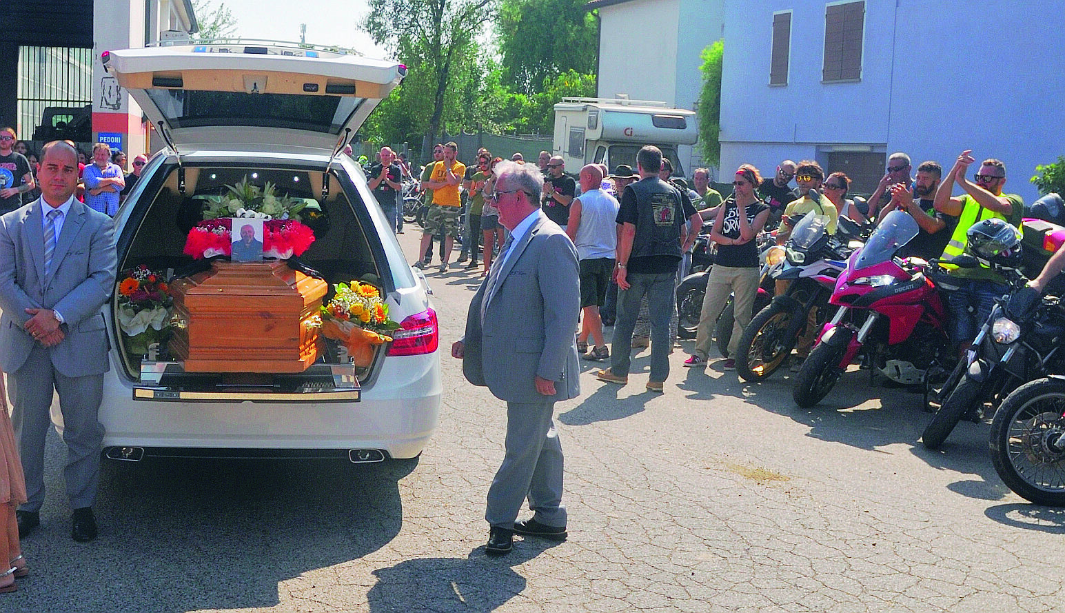 Lugo, folla e motociclisti per l'addio a Fanny